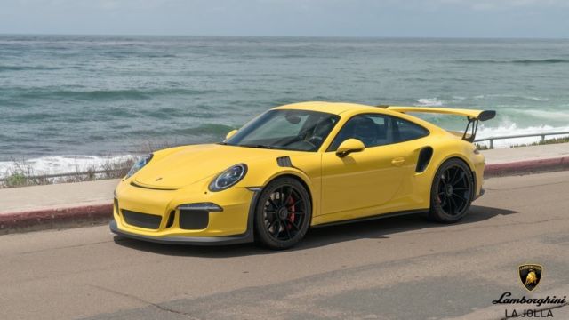 2016 Porsche 911 (Yellow/Black)