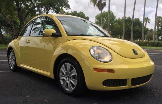 2009 Volkswagen Beetle-New (Yellow/Black)
