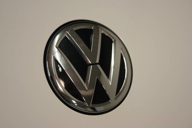 2013 Volkswagen Beetle Convertible 2.5L (White/Black)
