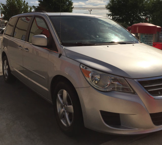 2011 Volkswagen Routan (Gray/Gray)