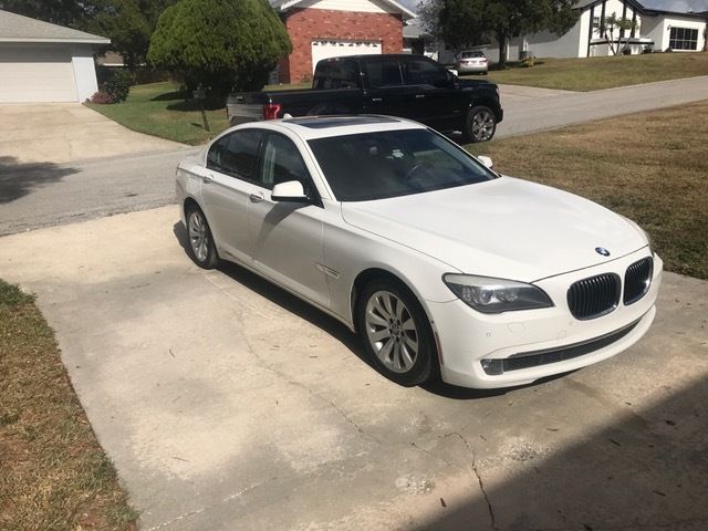 2009 BMW 7-Series (White/Black)