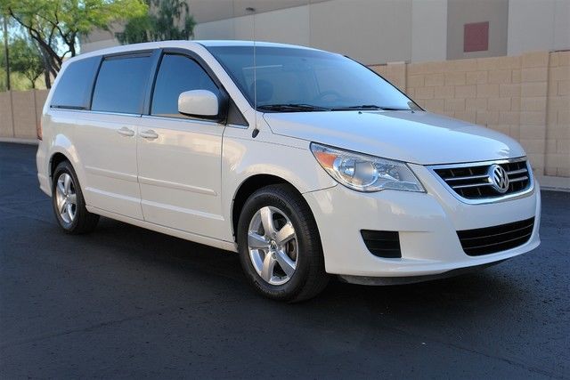 2009 Volkswagen Routan (White/Gray)