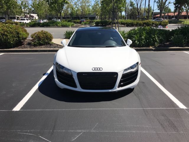 2010 Audi R8 (Ibis White/Luxor Beige)