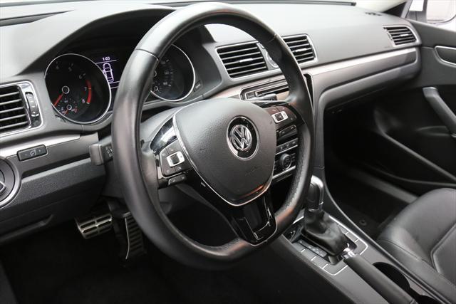 2016 Volkswagen Passat (White/Black)