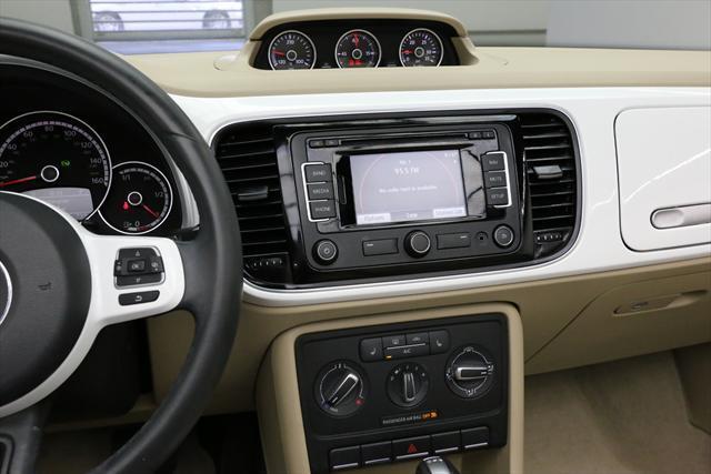 2015 Volkswagen Beetle-New (White/Tan)