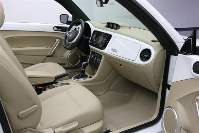 2015 Volkswagen Beetle-New (White/Tan)