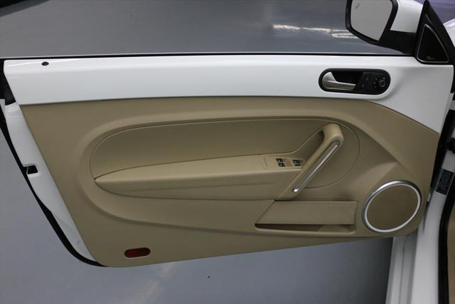 2015 Volkswagen Beetle-New (White/Tan)