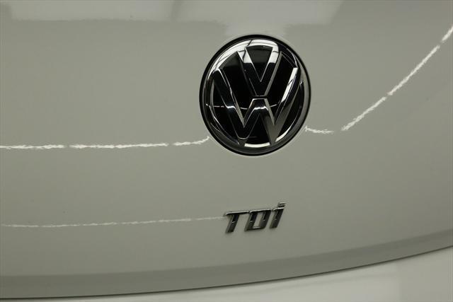 2015 Volkswagen Beetle-New (White/Tan)