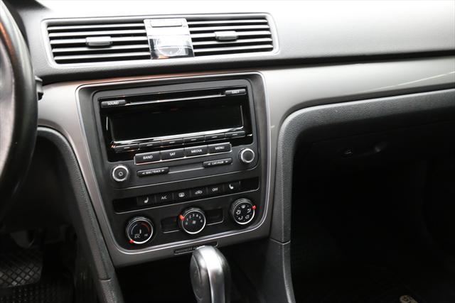 2015 Volkswagen Passat (Black/Black)