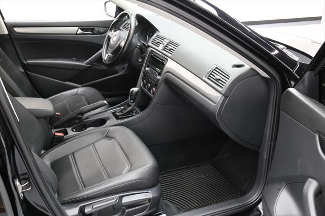 2015 Volkswagen Passat (Black/Black)