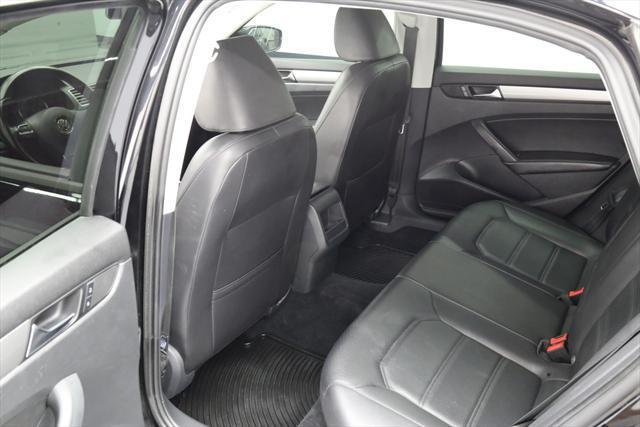 2015 Volkswagen Passat (Black/Black)