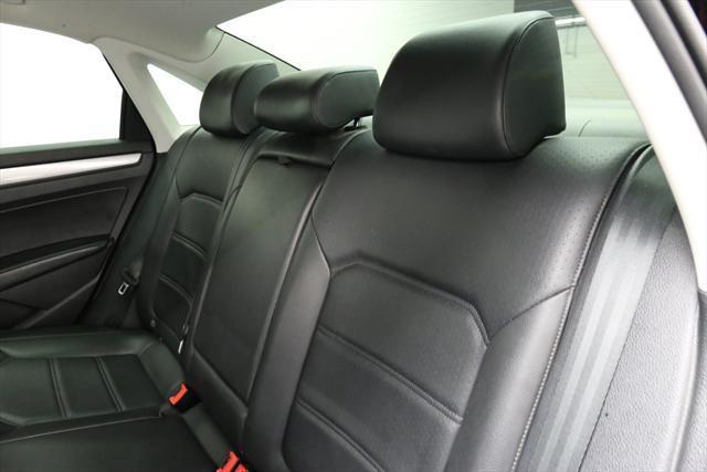 2015 Volkswagen Passat (Black/Black)