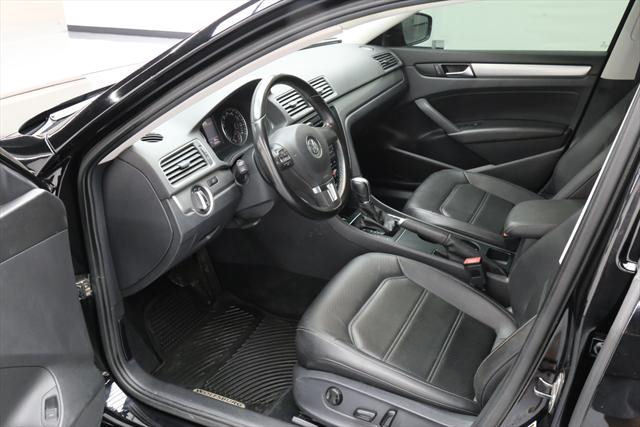 2015 Volkswagen Passat (Black/Black)