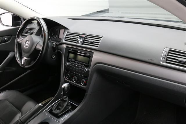 2015 Volkswagen Passat (Black/Black)