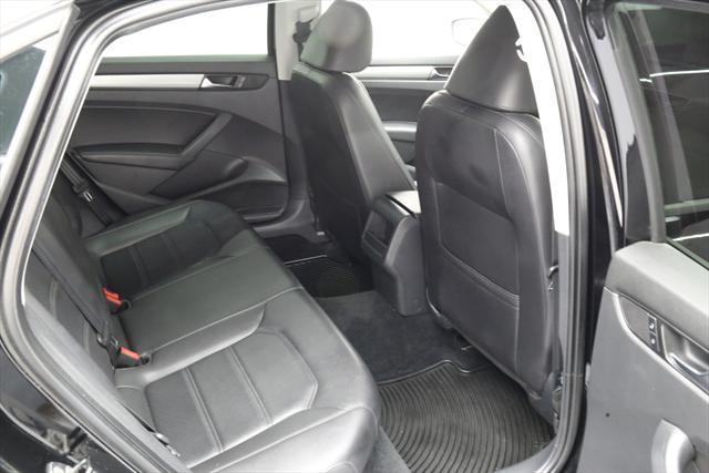 2015 Volkswagen Passat (Black/Black)