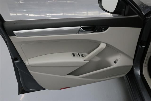 2016 Volkswagen Passat (Gray/Gray)