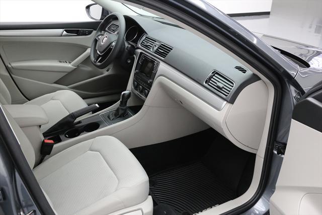 2016 Volkswagen Passat (Gray/Gray)