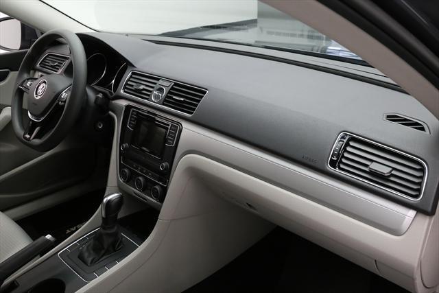 2016 Volkswagen Passat (Gray/Gray)