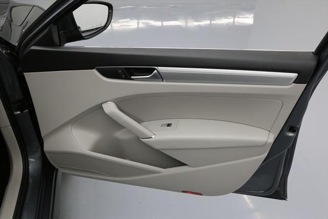 2016 Volkswagen Passat (Gray/Gray)
