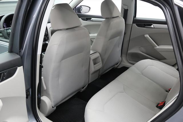 2016 Volkswagen Passat (Gray/Gray)
