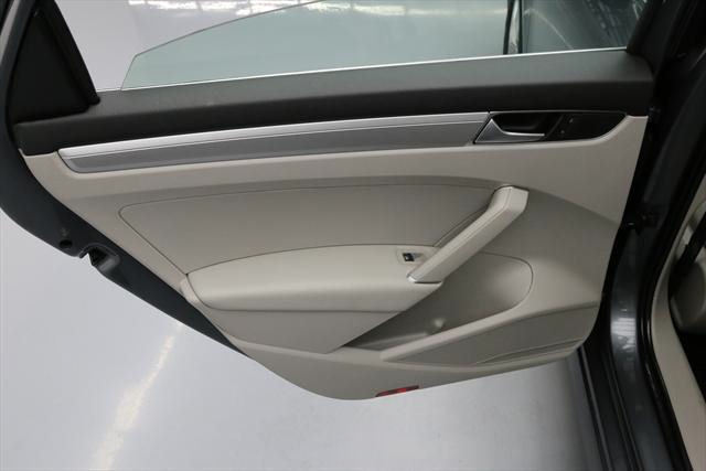 2016 Volkswagen Passat (Gray/Gray)