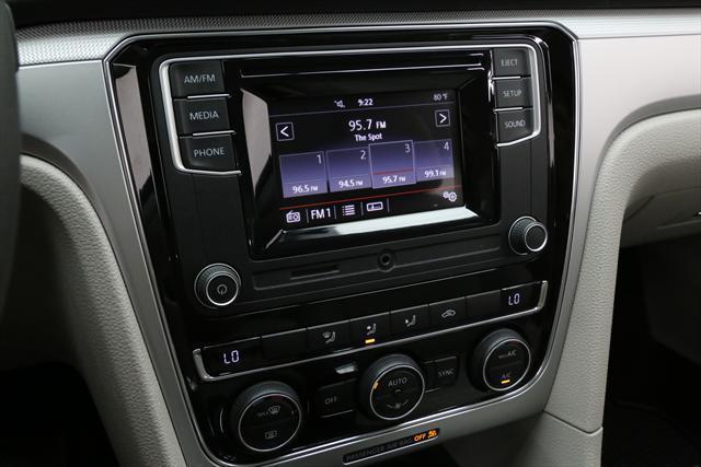 2016 Volkswagen Passat (Gray/Gray)