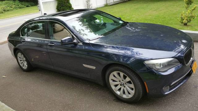 2010 BMW 7-Series (Blue/Tan)