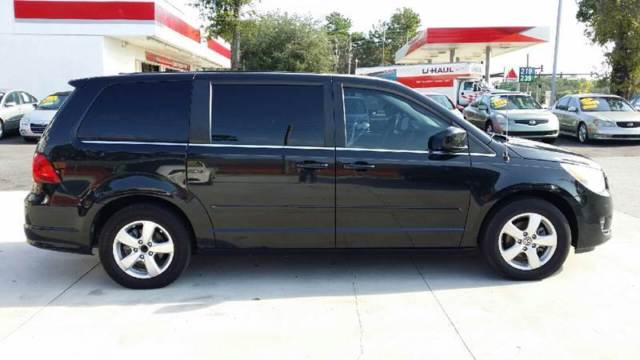 2010 Volkswagen Routan (Black/Gray)