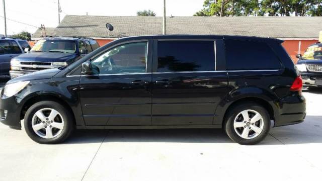 2010 Volkswagen Routan (Black/Gray)