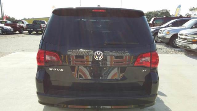2010 Volkswagen Routan (Black/Gray)