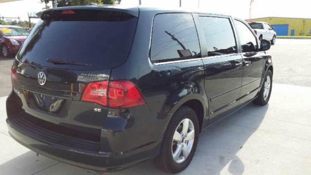 2010 Volkswagen Routan (Black/Gray)