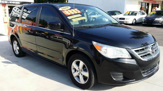 2010 Volkswagen Routan (Black/Gray)