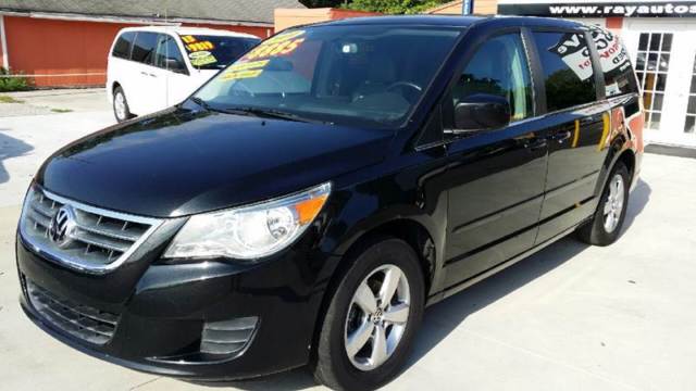 2010 Volkswagen Routan (Black/Gray)