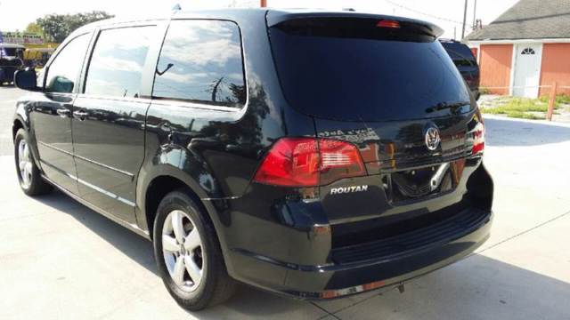 2010 Volkswagen Routan (Black/Gray)