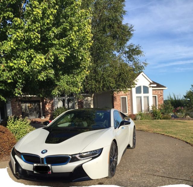 2015 BMW i8 (White/Black)