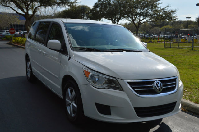 2010 Volkswagen Routan (White/Tan)