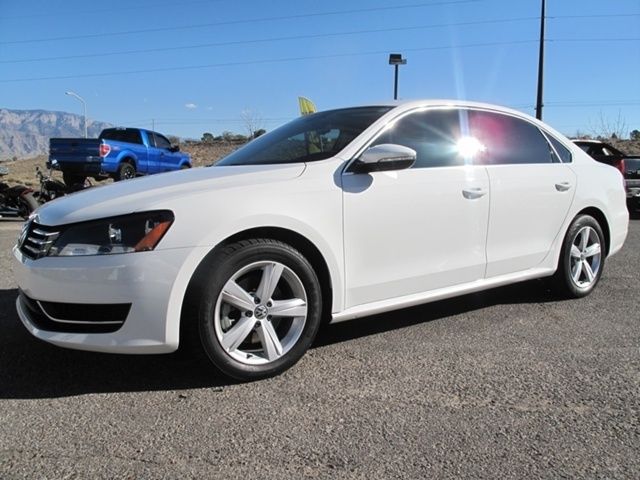 2012 Volkswagen Passat (White/Beige)