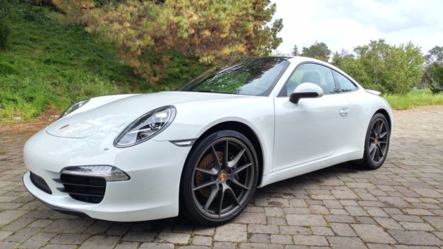 2015 Porsche 911 (White/Black)