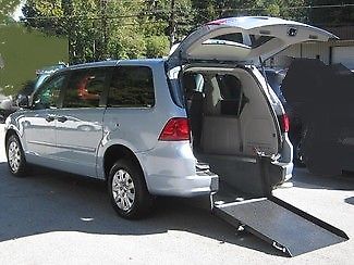 2010 Volkswagen Routan (Silver/Gray)