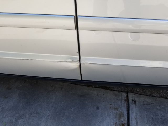 2010 Volkswagen Routan (Silver/Gray)