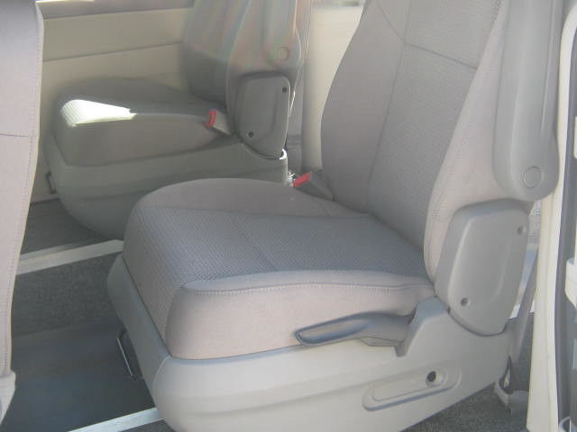 2010 Volkswagen Routan (Silver/Gray)