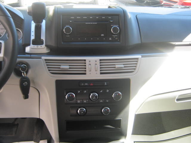 2010 Volkswagen Routan (Silver/Gray)
