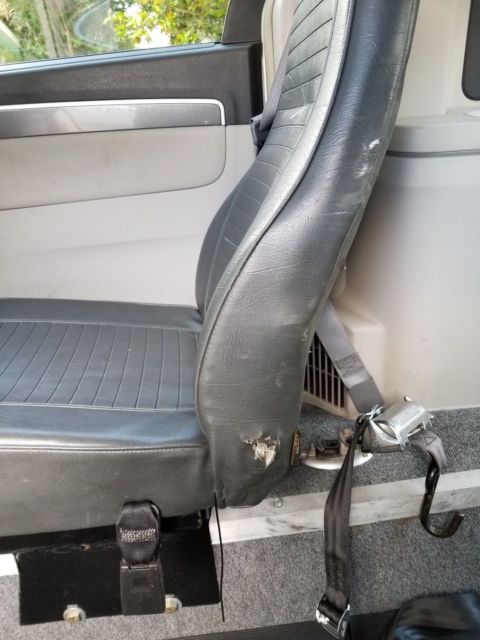 2010 Volkswagen Routan (Silver/Gray)