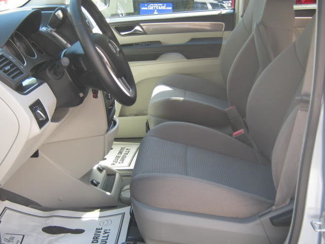 2010 Volkswagen Routan (Silver/Gray)