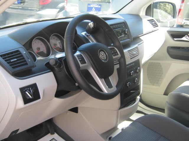 2010 Volkswagen Routan (Silver/Gray)