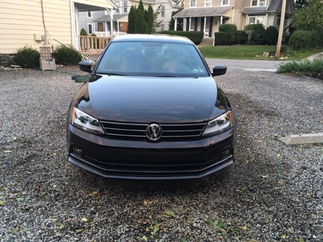 2016 Volkswagen Jetta (Black Uni Exterior with Glasscoat/Two-toned black and ceramic leatherette interior)