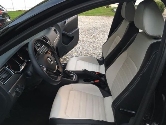 2016 Volkswagen Jetta (Black Uni Exterior with Glasscoat/Two-toned black and ceramic leatherette interior)