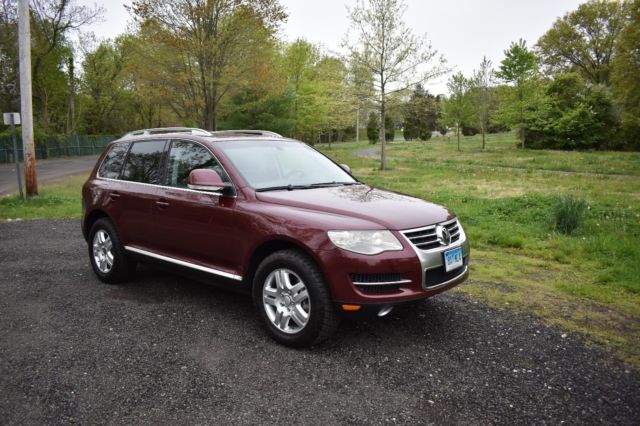 2008 Volkswagen Touareg (Burgundy/Black)