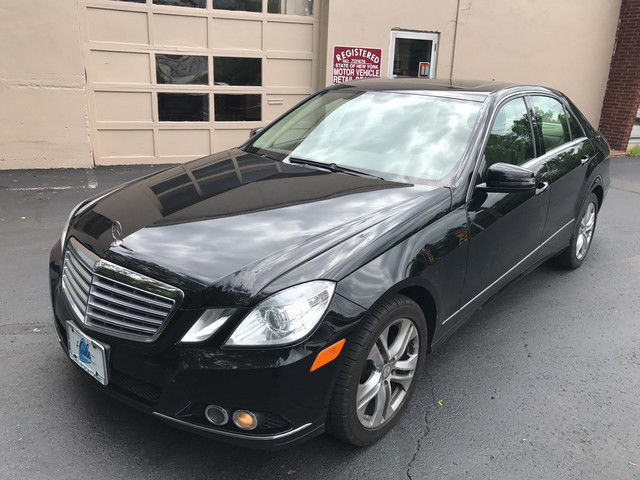 2010 Mercedes-Benz E-Class (Black/--)