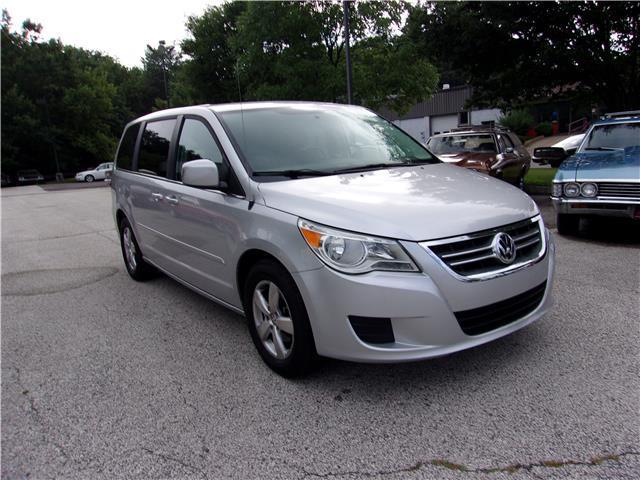 2010 Volkswagen Routan (Gray/Gray)